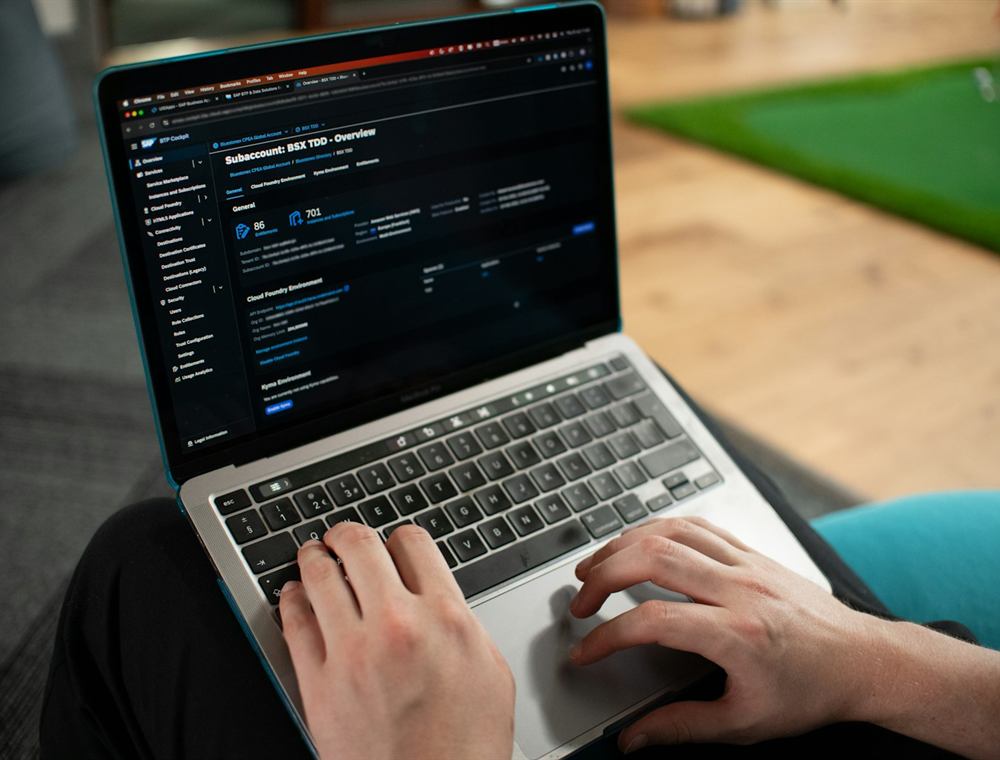 Análise de ambiente em nuvem na tela do notebook